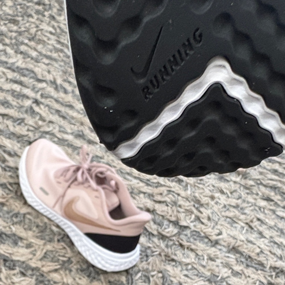 Nike Women's Blush and Black Running Sneakers, Size 6 - Picture 10 of 10